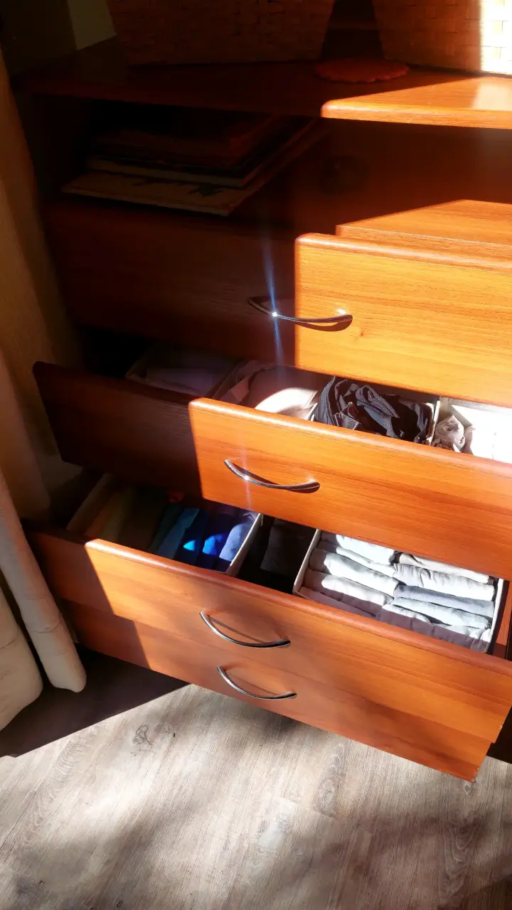Cómoda de Madera con Cajones Amplios - 3