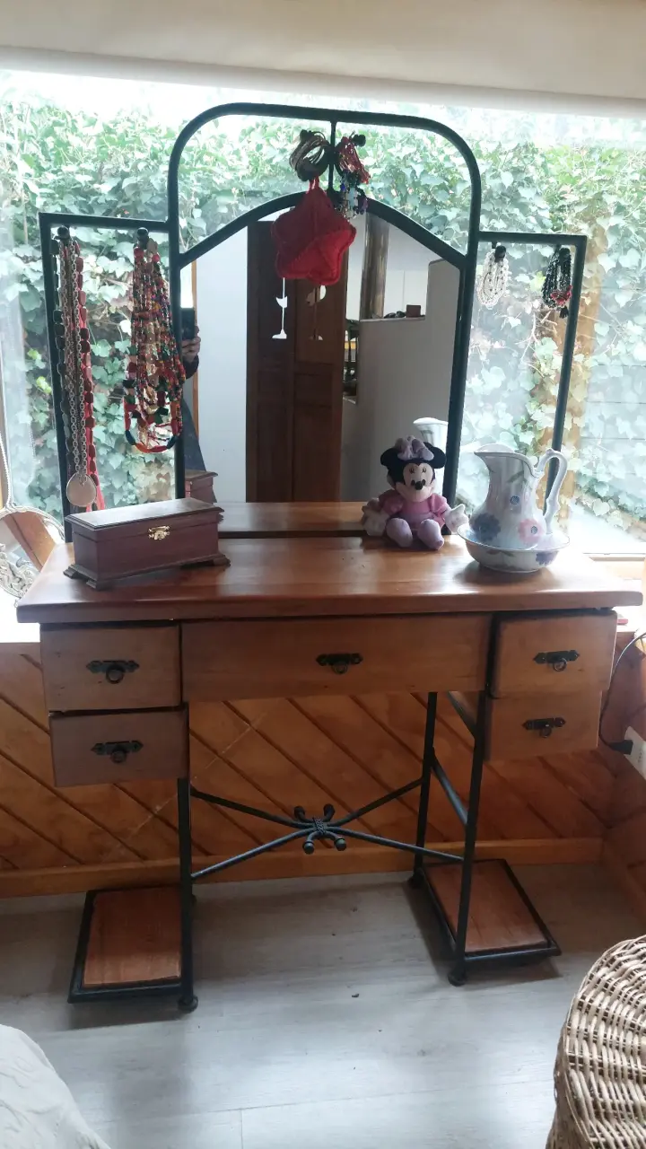 Tocador de madera con espejo y cajones
