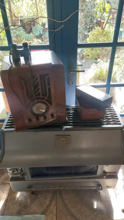 Radio antigua de madera estilo vintage - miniatura 3