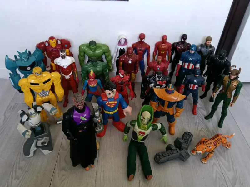 Lote de figuras de acción y autos de juguete - 1
