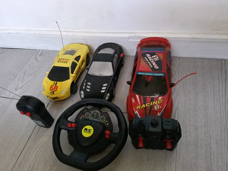 Lote de figuras de acción y autos de juguete - 2