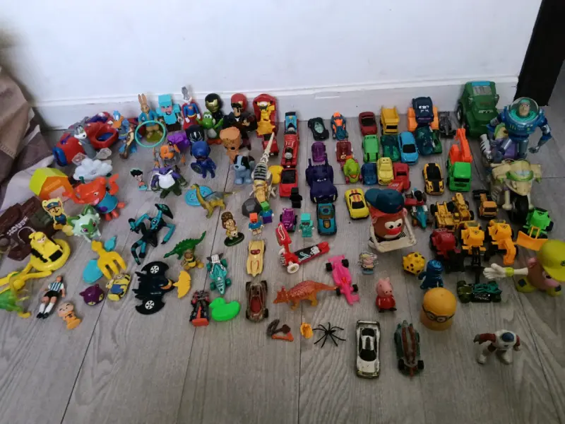 Lote de figuras de acción y autos de juguete - 3