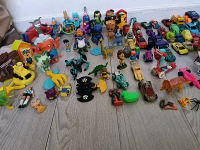 Lote de figuras de acción y autos de juguete - miniatura 4