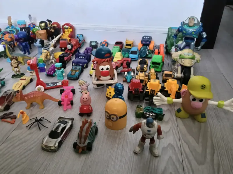 Lote de figuras de acción y autos de juguete - 5