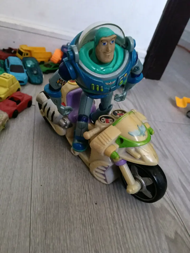 Lote de figuras de acción y autos de juguete - 6