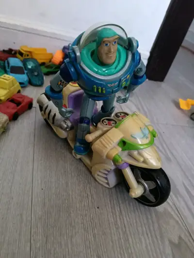 Lote de figuras de acción y autos de juguete - miniatura 6