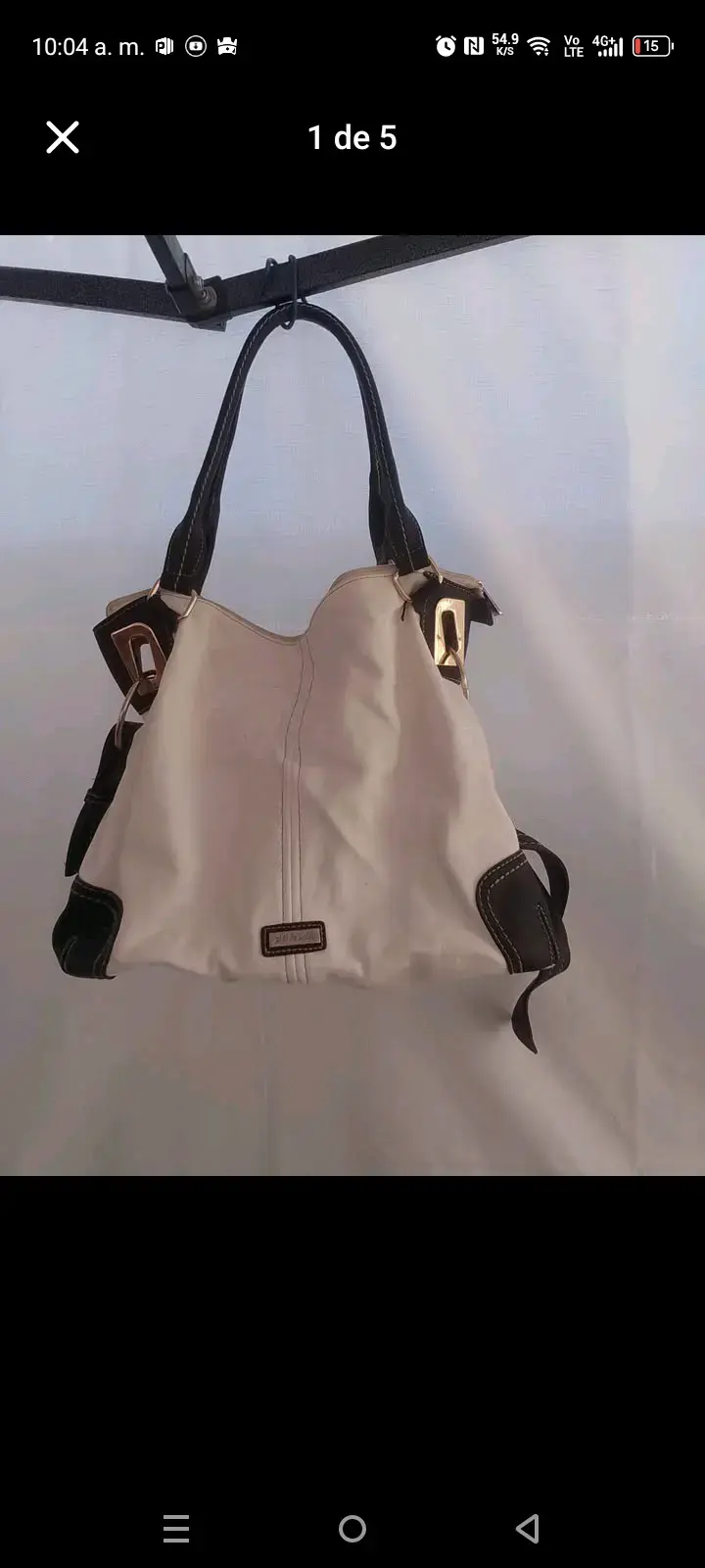 Bolso de mano beige con detalles negros