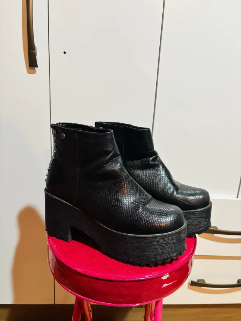 Botines Negros de Plataforma con Tachas - 1
