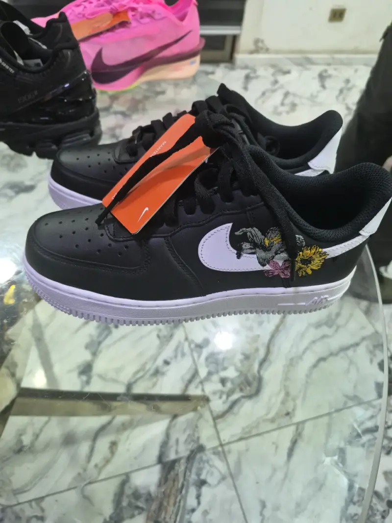 Zapatillas deportivas negras con diseño floral