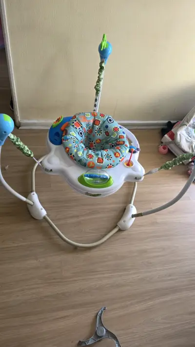 Centro de actividades para bebé con asiento giratorio - miniatura 1