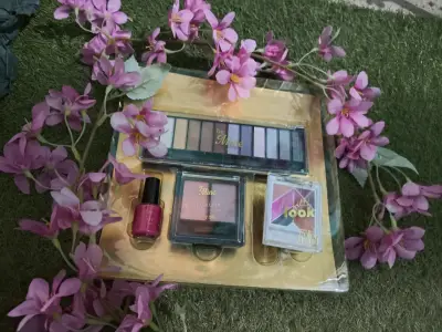 Set de maquillaje con paleta de sombras y esmalte - miniatura 4
