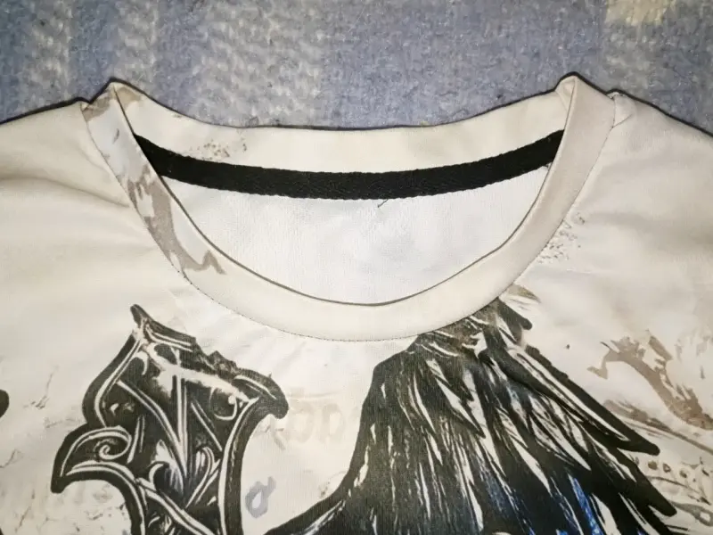 Polera blanca y2k con estampado gráfico - 3