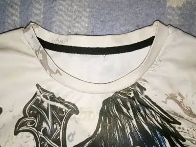Polera blanca y2k con estampado gráfico - miniatura 3
