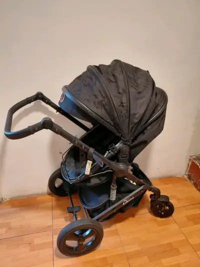 Coche de bebé negro con capota ajustable - miniatura 1
