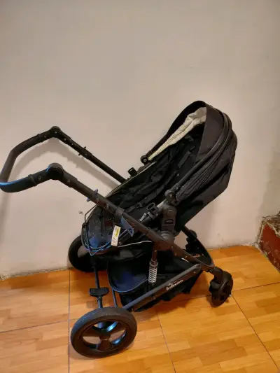 Coche de bebé negro con capota ajustable - miniatura 2