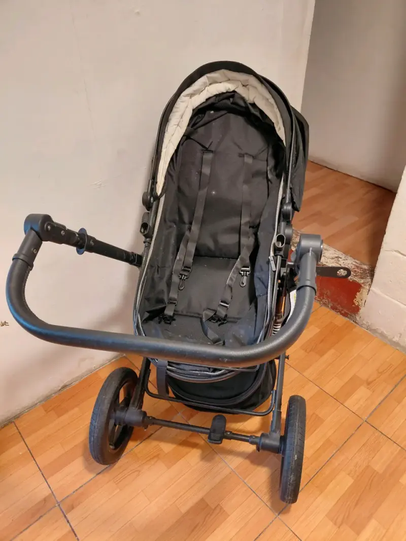 Coche de bebé negro con capota ajustable - 3