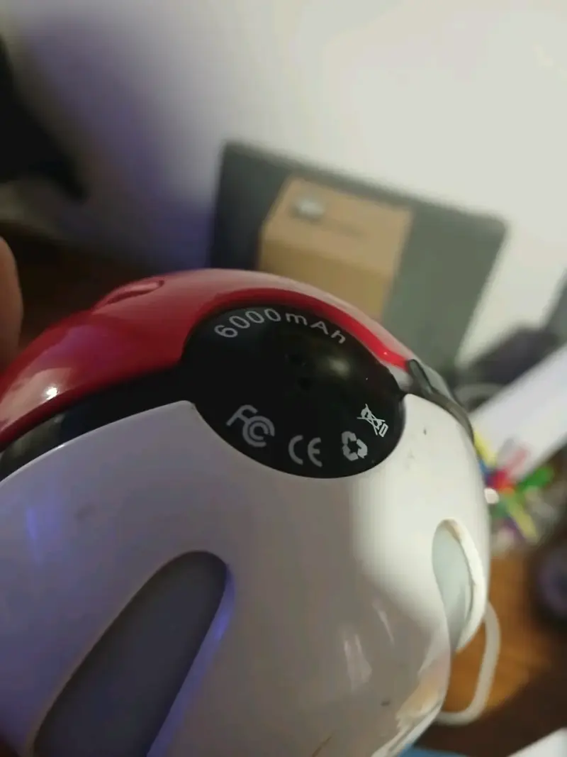 Power Bank 6000mAh Diseño Pokebola - 4