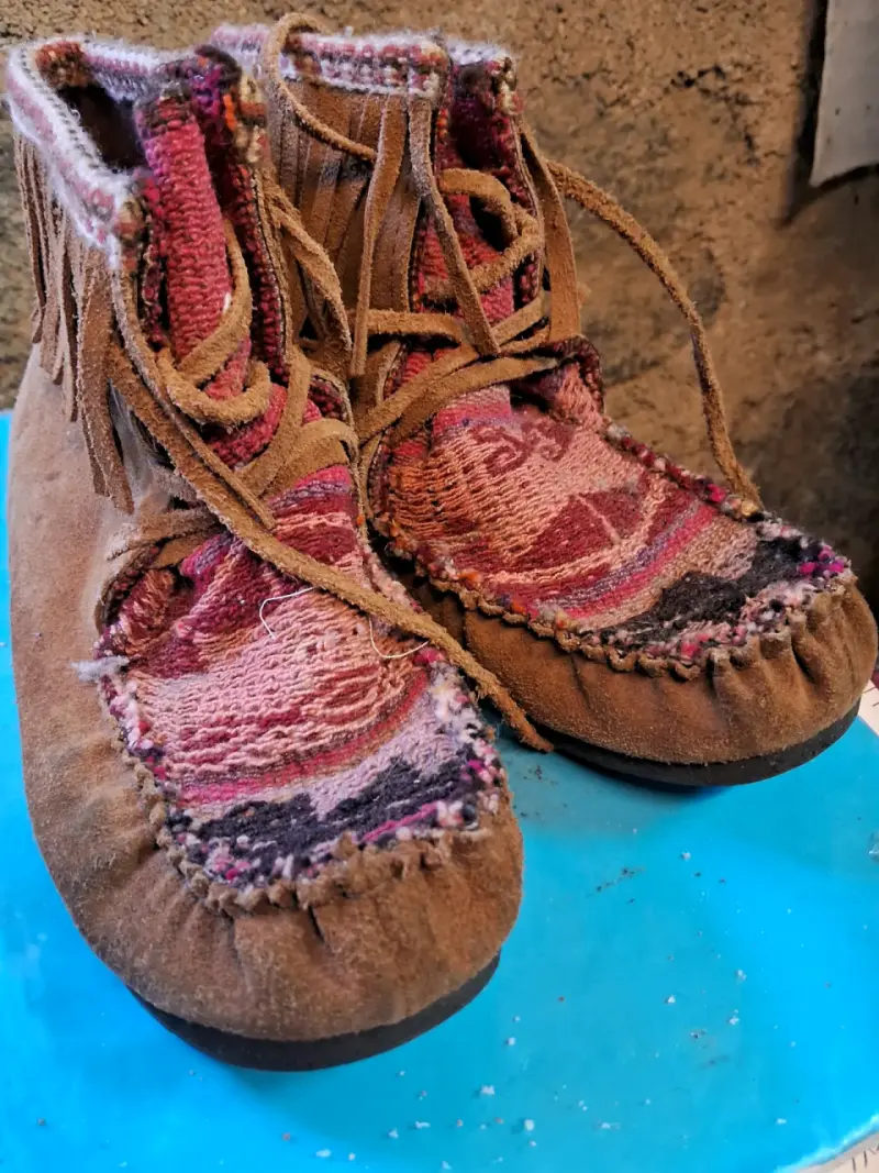 Botines de cuero artesanales con diseño étnico - 1