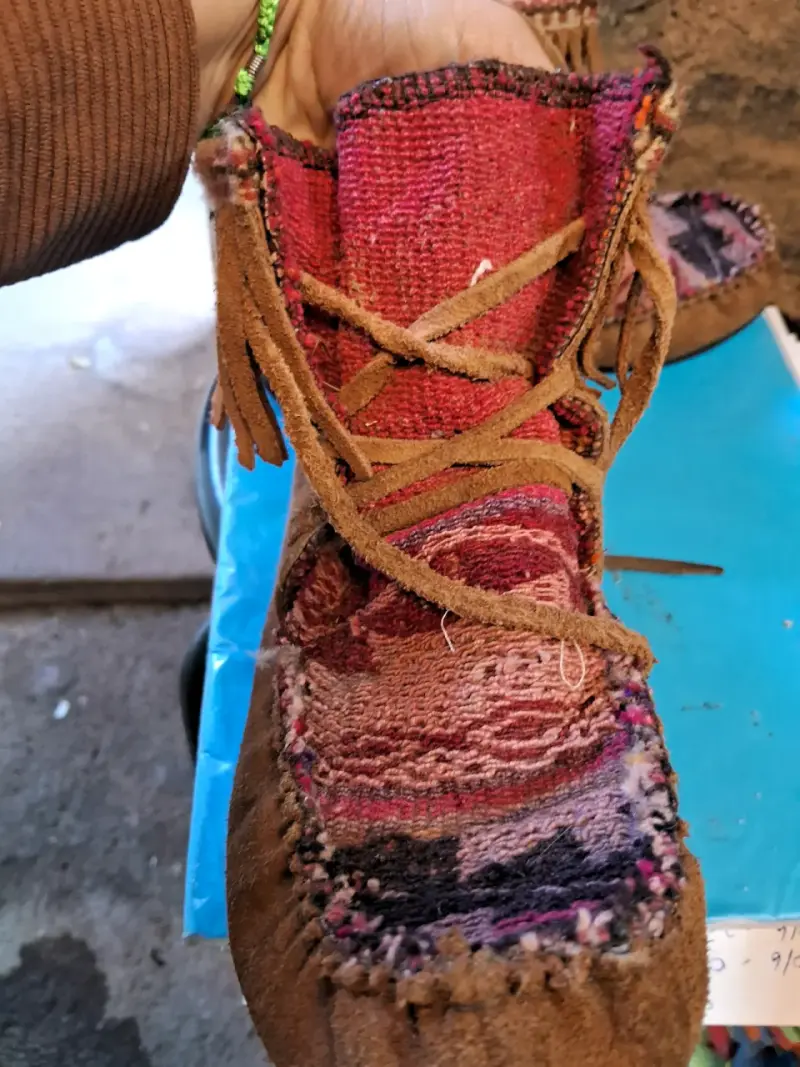 Botines de cuero artesanales con diseño étnico - 2