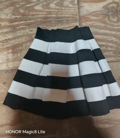 Falda a rayas blanco y negro para mujer - miniatura 1