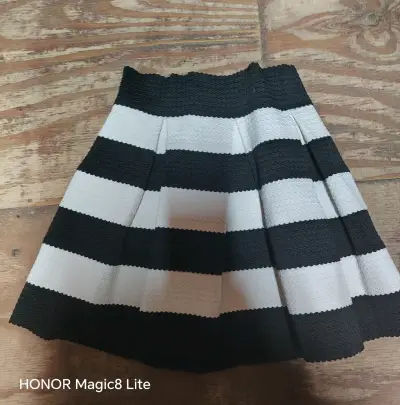 Falda a rayas blanco y negro para mujer - miniatura 2