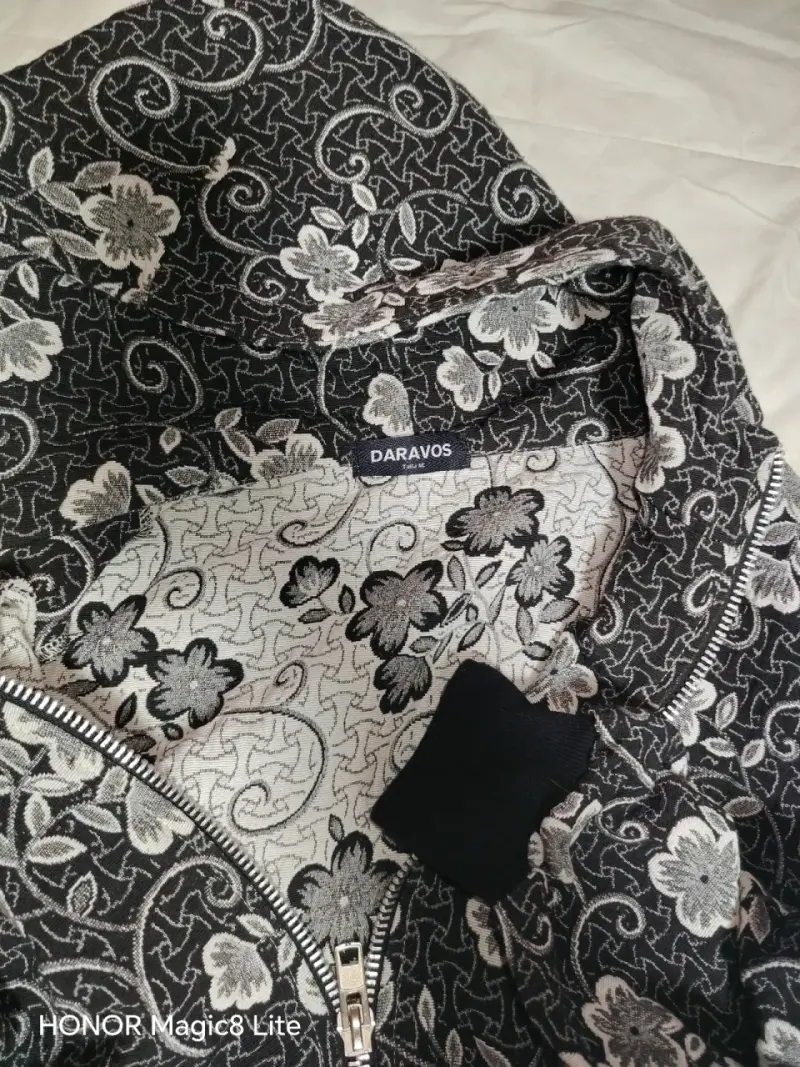 Polerón con capucha floral Daravos negro y blanco - 3