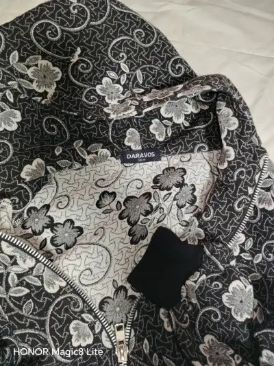 Polerón con capucha floral Daravos negro y blanco - miniatura 3