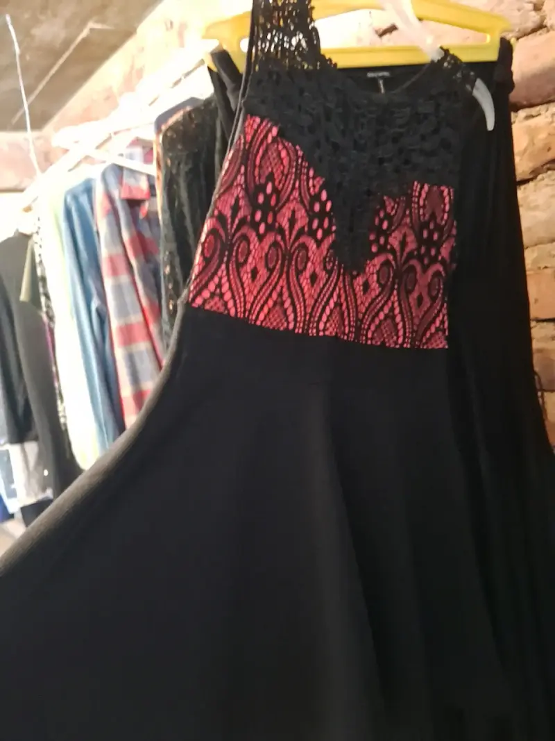 Vestido negro y rosado con encaje - 1