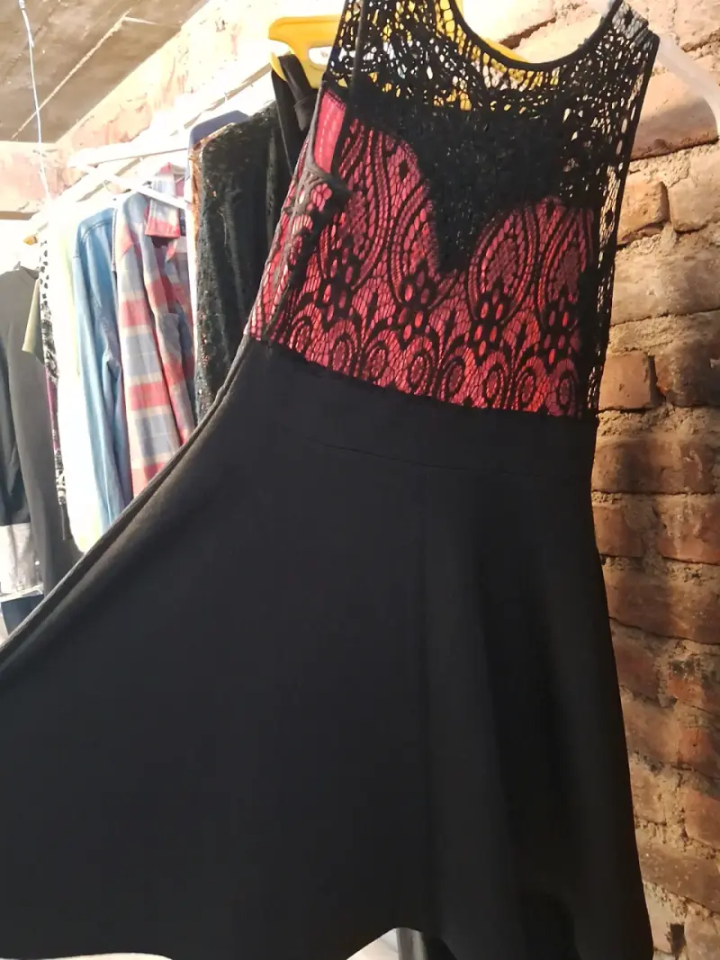 Vestido negro y rosado con encaje - 2
