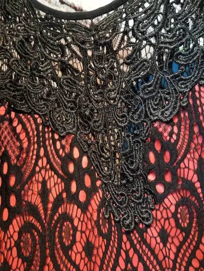 Vestido negro y rosado con encaje - miniatura 3