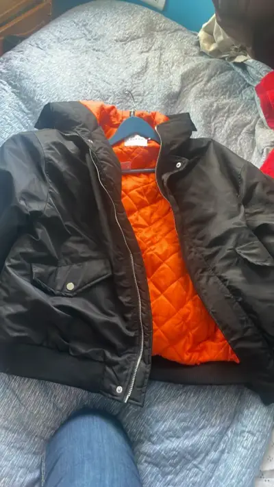 Chaqueta negra con forro naranja acolchado - miniatura 1