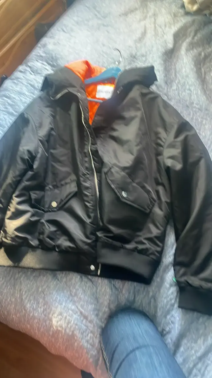 Chaqueta negra con forro naranja acolchado - 2