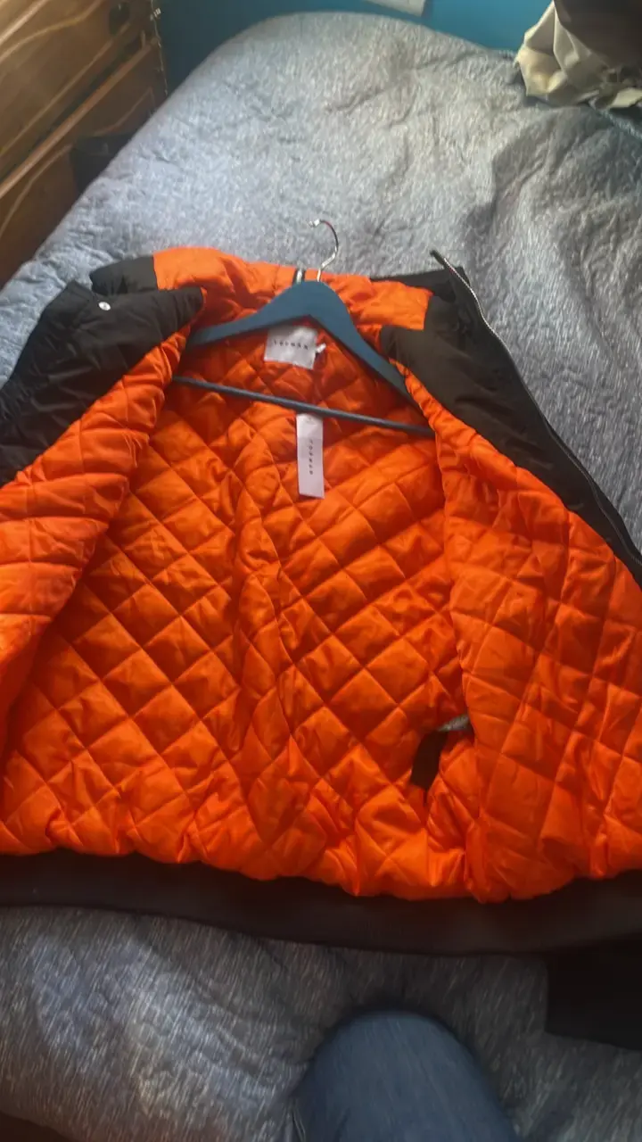 Chaqueta negra con forro naranja acolchado - 3