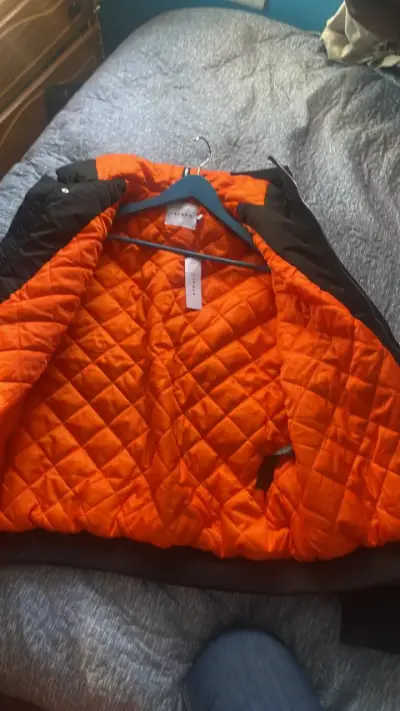 Chaqueta negra con forro naranja acolchado - miniatura 3