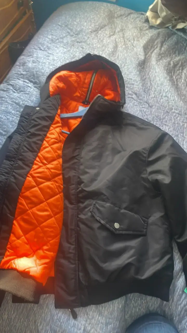 Chaqueta negra con forro naranja acolchado - 4