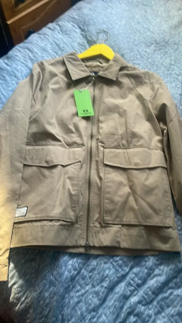Chaqueta beige con bolsillos y cierre - 1