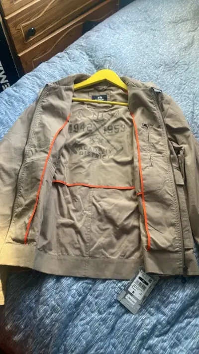 Chaqueta beige con bolsillos y cierre - miniatura 2