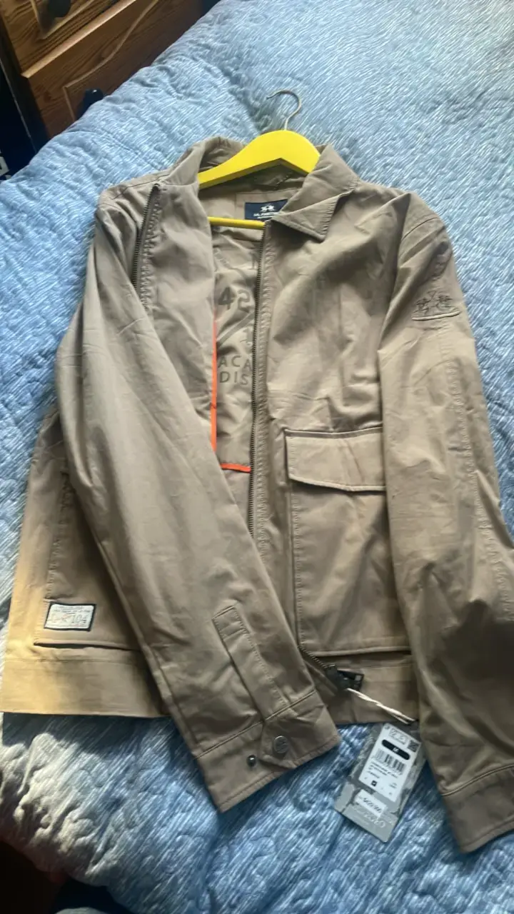 Chaqueta beige con bolsillos y cierre - 3