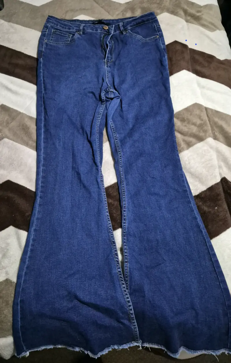 Jeans acampanados de mezclilla azul