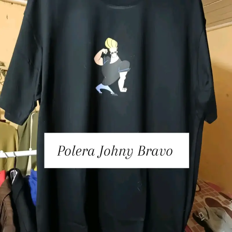Polera negra con diseño de Johny Bravo
