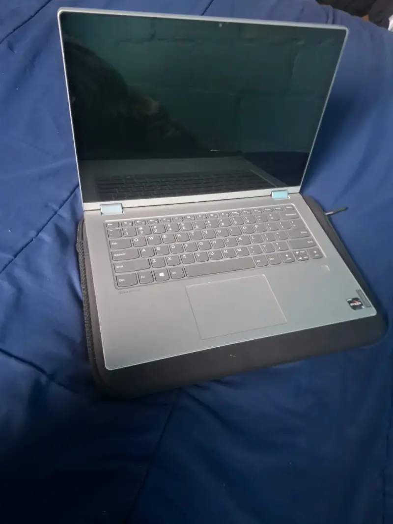 Laptop Lenovo con procesador AMD Ryzen - 1