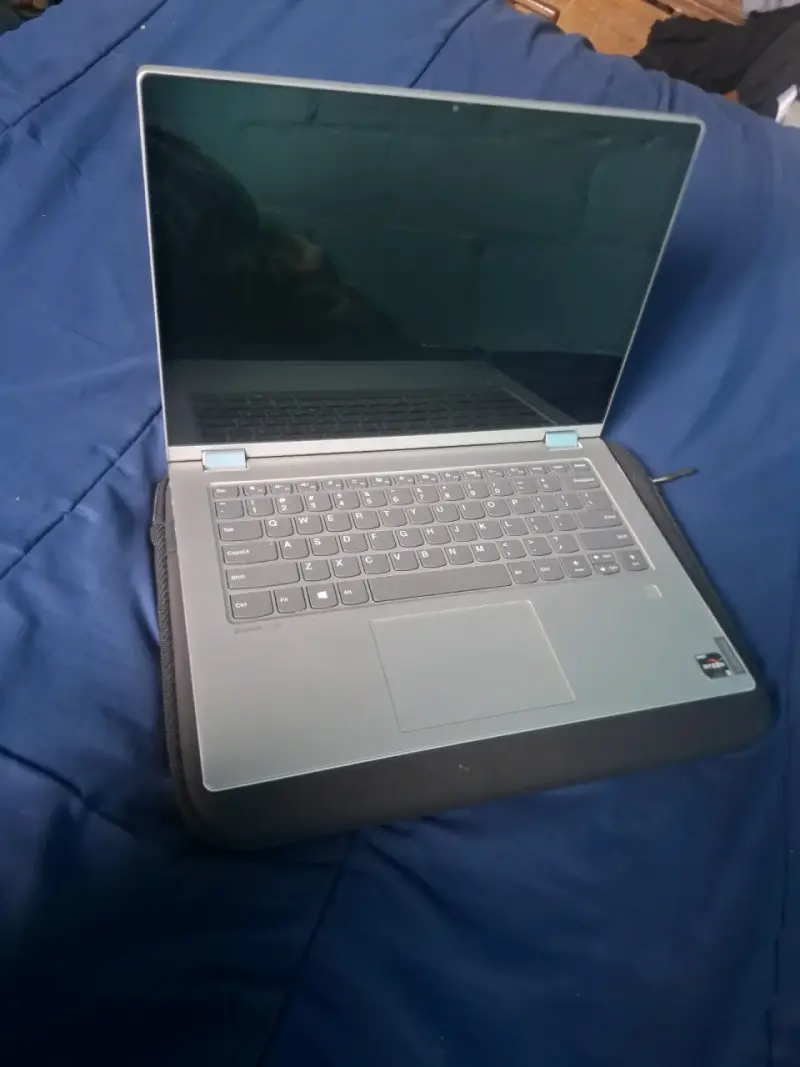 Laptop Lenovo con procesador AMD Ryzen - 2