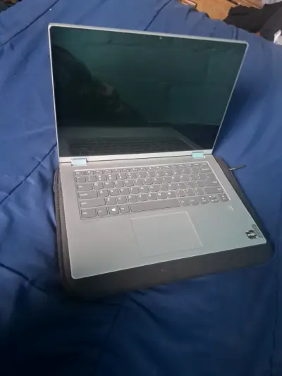 Laptop Lenovo con procesador AMD Ryzen - miniatura 2