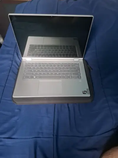 Laptop Lenovo con procesador AMD Ryzen - miniatura 3