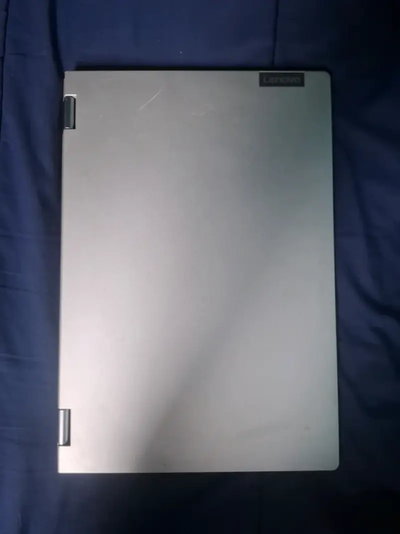 Laptop Lenovo con procesador AMD Ryzen - 4