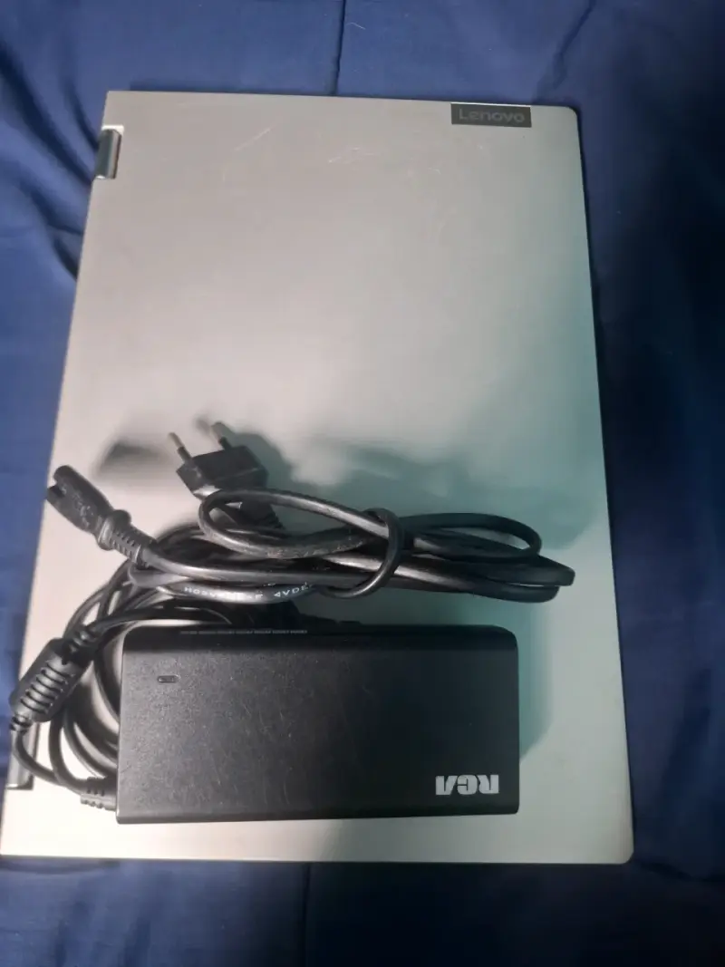 Laptop Lenovo con procesador AMD Ryzen - 6