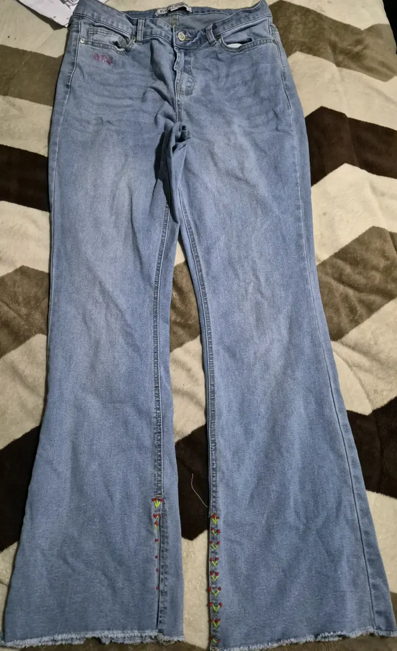 Jeans acampanados bordados para mujer - 1