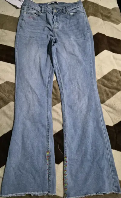 Jeans acampanados bordados para mujer - miniatura 1