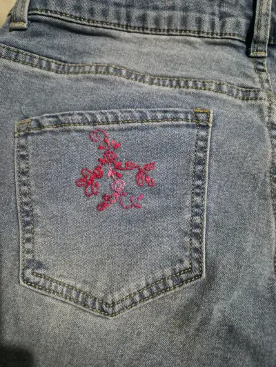 Jeans acampanados bordados para mujer - miniatura 3
