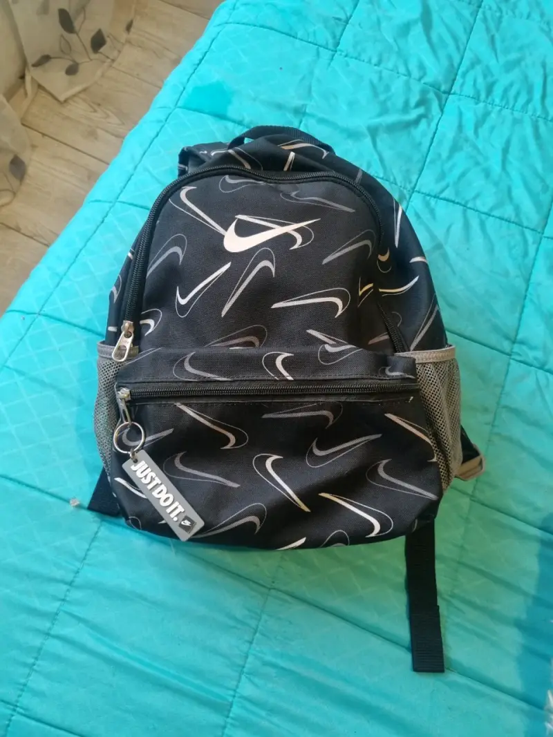 Mochila Nike negra con diseño de logos